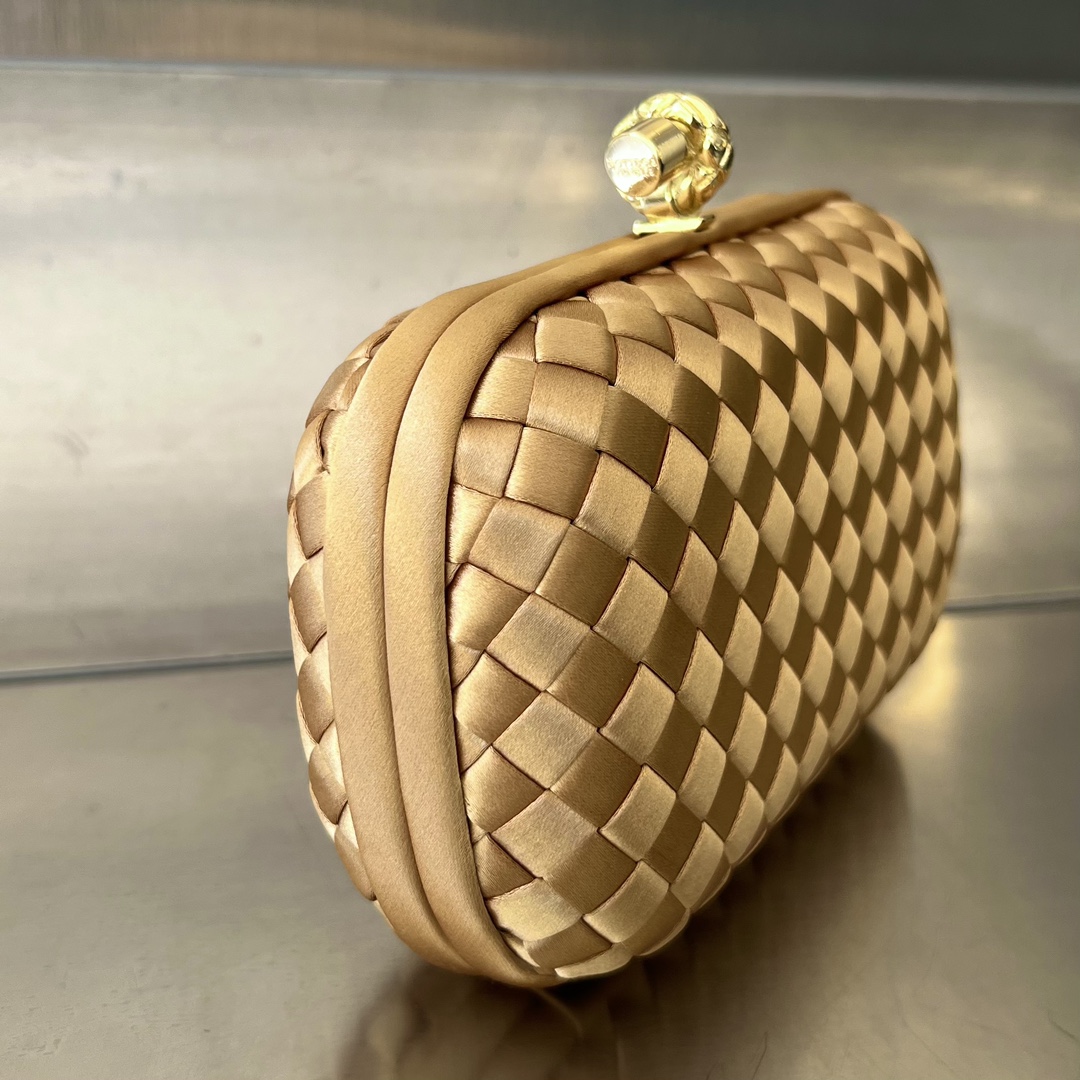 bo*te*ga Ve*ne*ta bv knot clutch